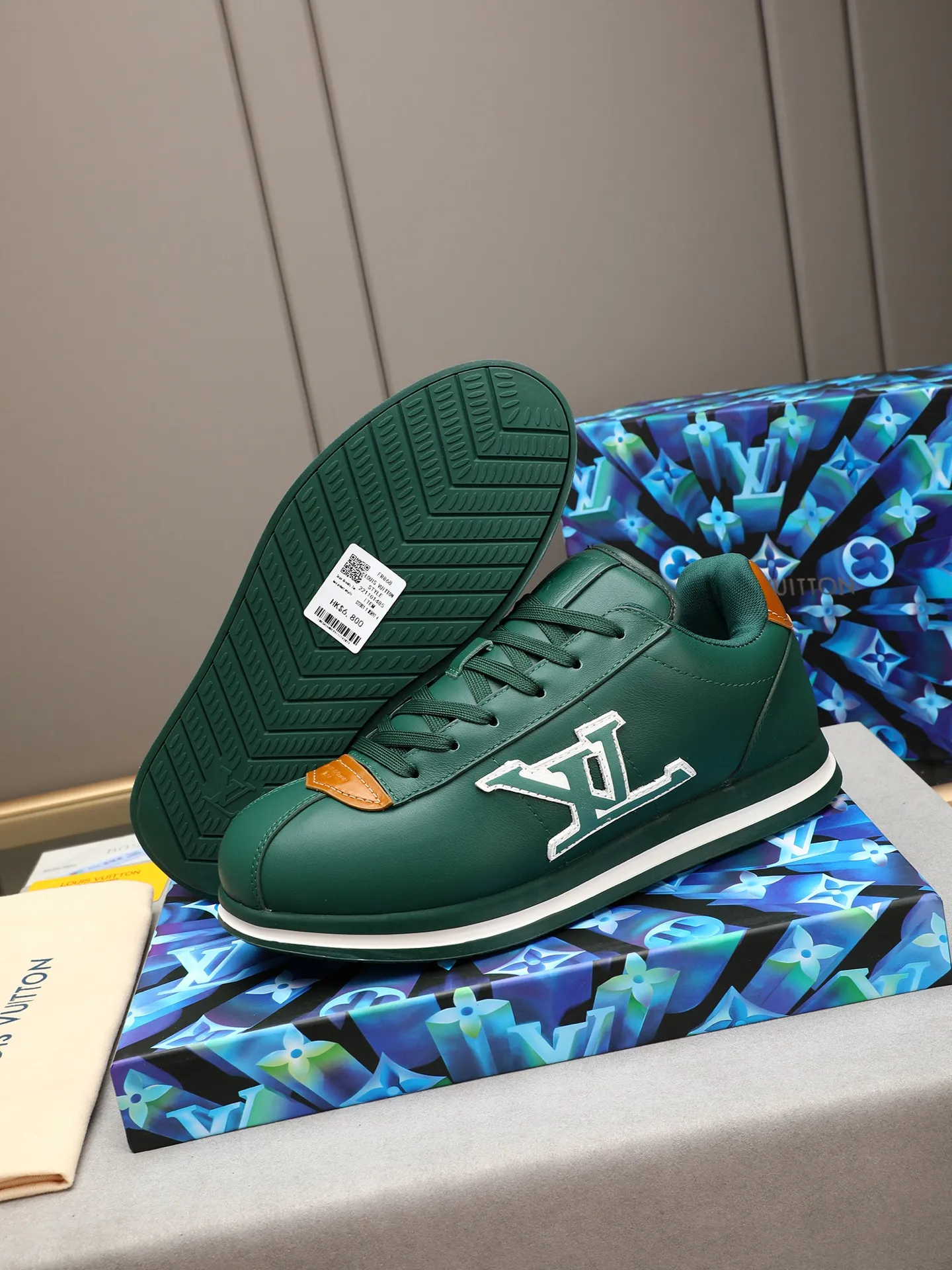 Men's Men's Shoes 💰500 LV Louis Vuitton L Jialu Brand Runner Tatic Series Thick-soled Casual Sports Shoes Running Shoes Original purchase, development, production This LV Runner Tatic sports shoe combines technical materials such as mesh fabric and ribbons to interpret the inspiration of traditional mountaineering shoes. LV letters are written on one side, the lariat buckle of the quick lacing system is embellished with Monogram flowers and Louis Vuitton logos, and the light and wear-resistant rubber outsole completes the whole. ▪️Fabric: Original imported cowhide + mesh ▪️Inner lining: Original customized breathable mesh ▪️Sole: Original open-molded anti-slip rubber combination material ▪️Size: Men's 40-44 (45 46 customized)